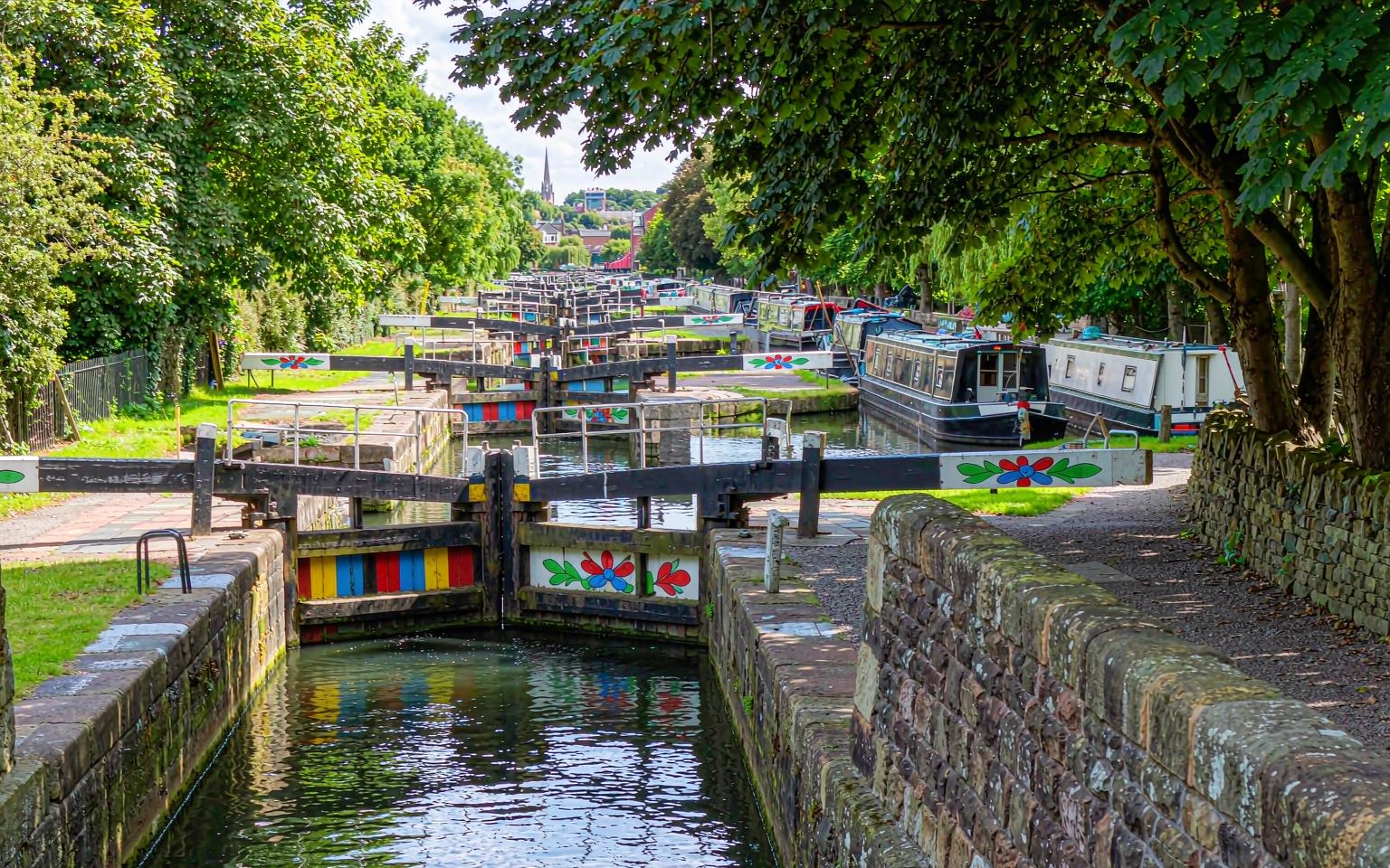 Narrowboats waiting at the Audlem flight of locks
